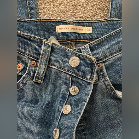Levi's High Rise Ribcage Jeans - Picture 2 of 5